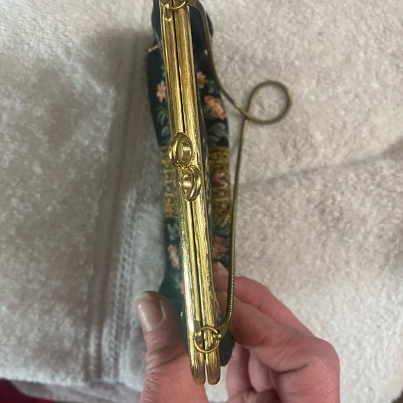 VINTAGE ANTIQUE NEEDLEPOINT VICTORIAN STYLE SMALL PURSE with kiss lock rare - Picture 3 of 8